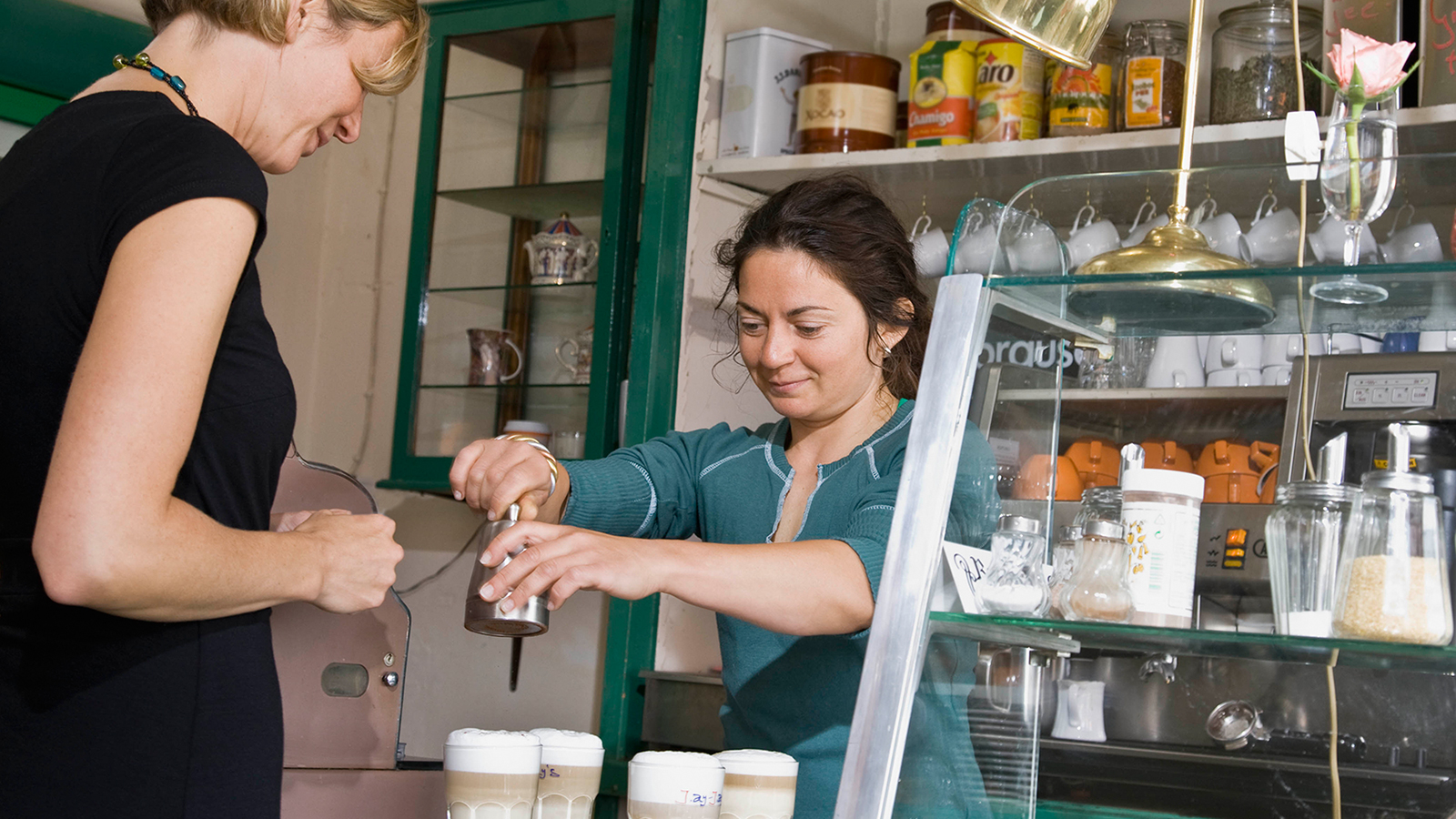 Mulheres trabalhando em uma cafeteria