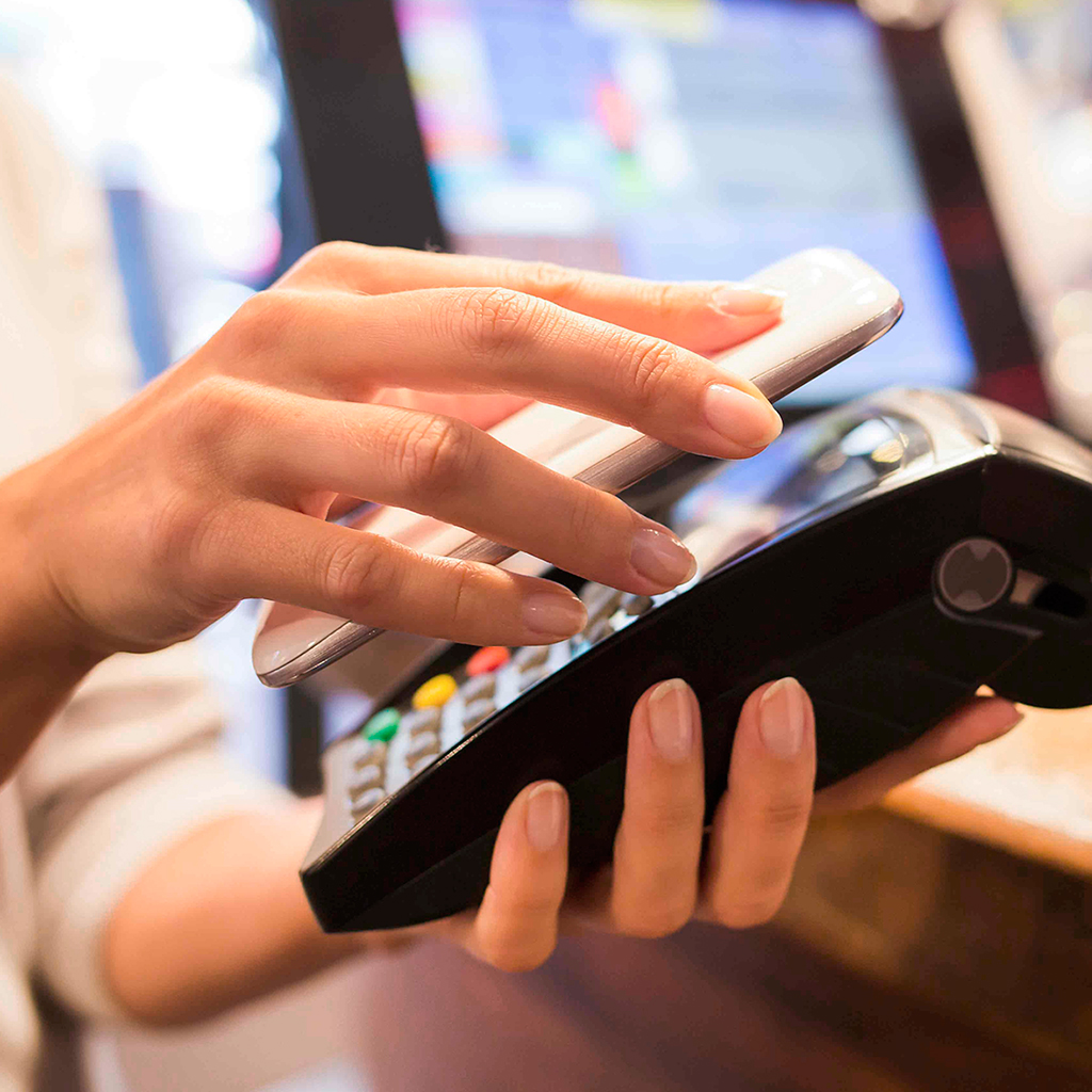 Pagamento por aproximação no caixa com celular