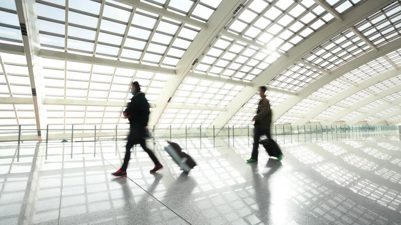 Passageiros caminhando pelo aeroporto